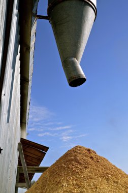 Talaş bir kereste fabrikası huni üzerinden