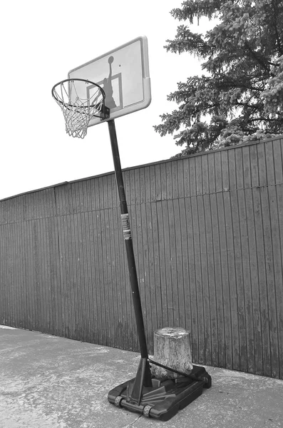 Basketbal standaard gewogen neer met een stomp — Stockfoto