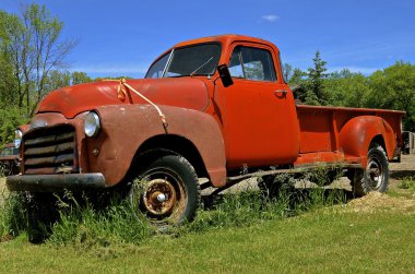 Eski kırmızı kamyonet