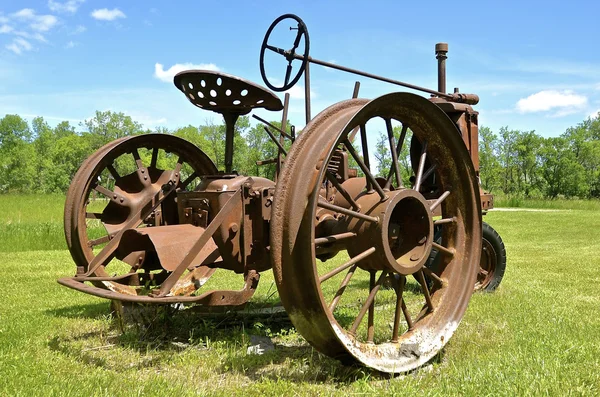 Kovový rám velmi starý traktor — Stock fotografie