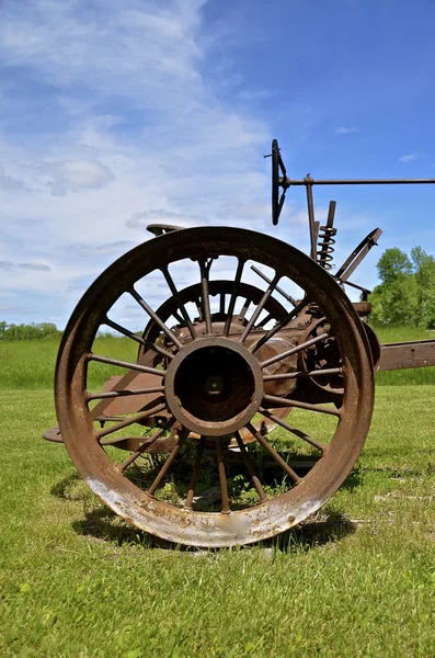 Rear wheel of an old tractor — Stock Photo, Image