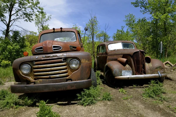 Oude Ford truck en roestige auto — Stockfoto