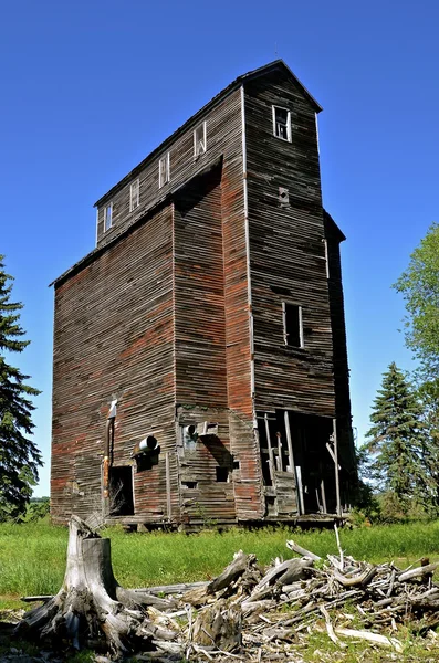 Deteriorating old grain elevator — Stock Photo, Image