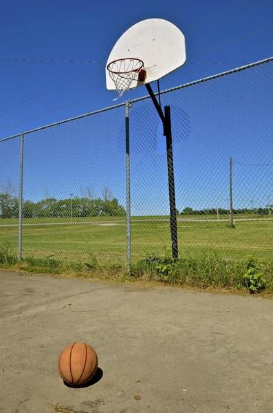 Campo da basket all'aperto — Foto Stock