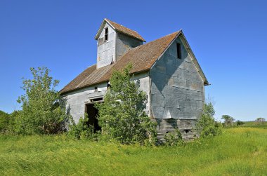 Terk edilmiş eski tahıl ambarı