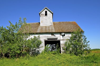 Bir alandaki eski tahıl ambarı