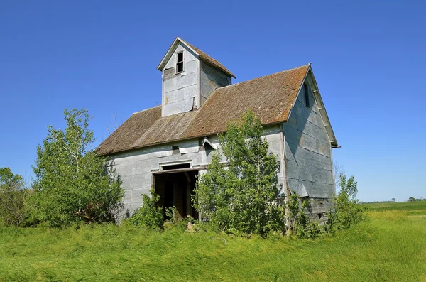 Sol terk edilmiş eski tahıl ambarı — Stok fotoğraf