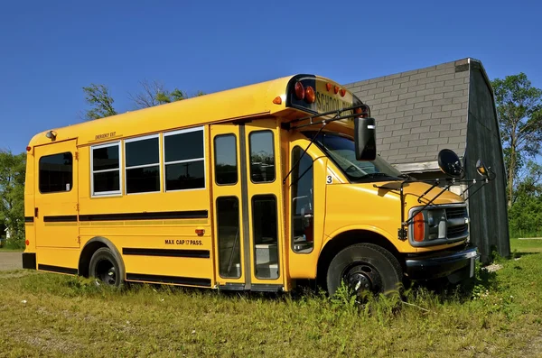 Petit autobus scolaire pour les élèves ayant des besoins spéciaux — Photo
