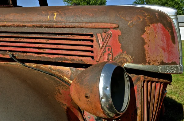 Hood, grill, and headlight of an old Ford pickup — Stock Photo, Image