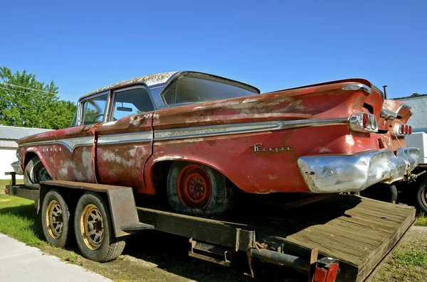 Voiture Edsel concassée — Photo