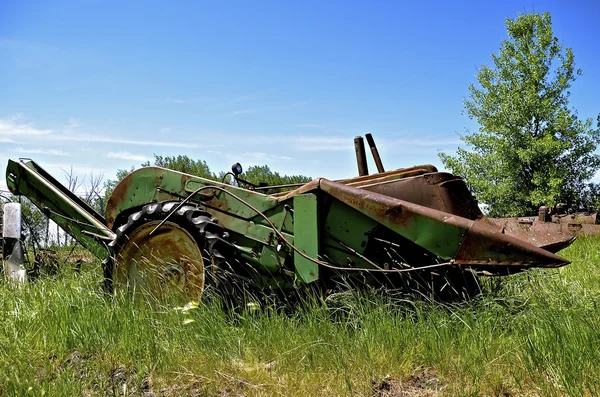 Velho montado dois colhedor de milho linha — Fotografia de Stock