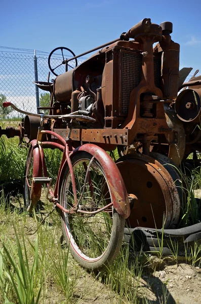 Bicicleta vieja y tractor — Foto de Stock