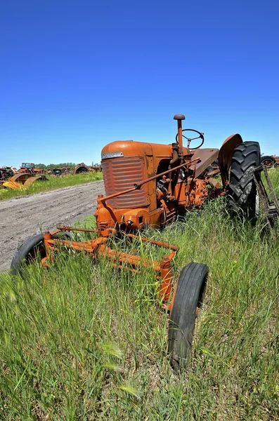 Antiguo tractor de maleta delantera ancha — Foto de Stock