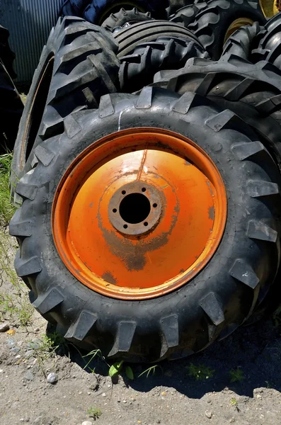 Gamla orange traktor fälg och däck — Stockfoto