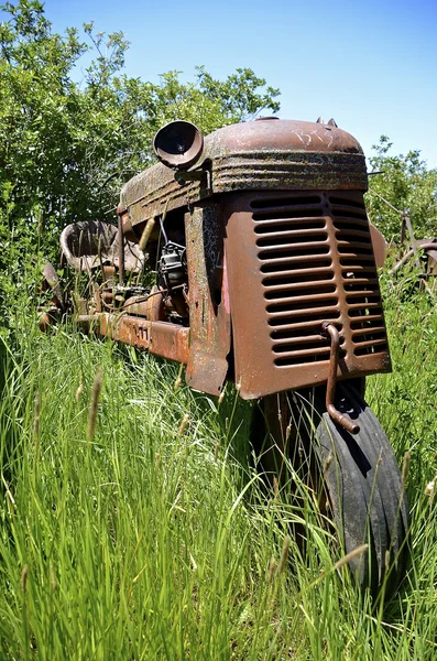 Старый колесный трактор — стоковое фото