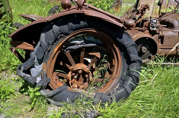 Régi rothadt traktor gumiabroncs — Stock Fotó