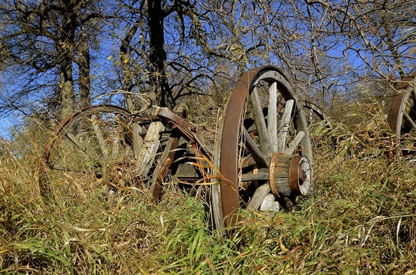 Vieux chariot et roues en bois — Photo