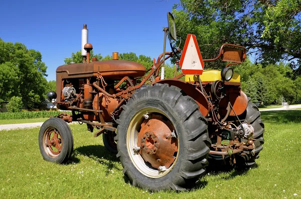 Un al treilea tractor utilitar vechi — Fotografie, imagine de stoc