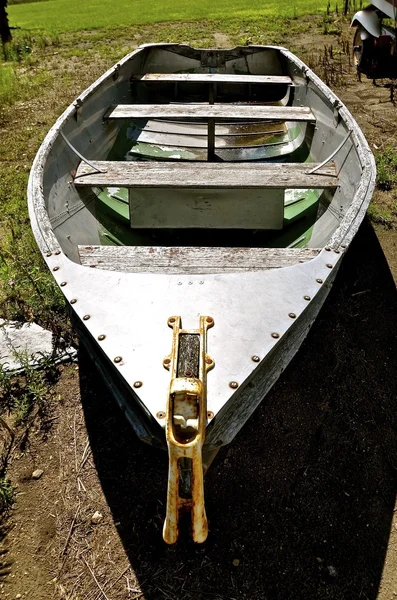 Старая деревянная и металлическая лодка — стоковое фото