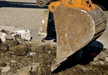 Kazıcı yükleyici bir betonarme döşeme asansörleri