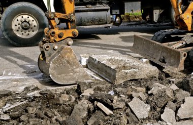 Kazıcı yükleyici bir betonarme döşeme asansörleri