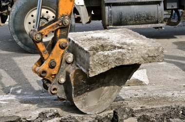 Kazıcı yükleyici bir betonarme döşeme asansörleri