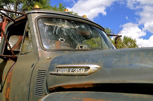 Kugel zertrümmerte Fenster eines alten Ford Pickups — Stockfoto