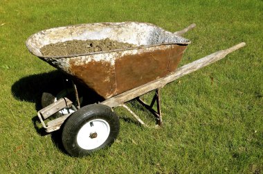 Çift ön tekerleklerle özelleştirilmiş eski el arabası