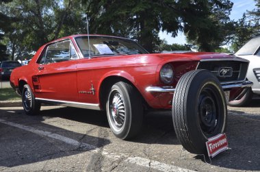 1967 kırmızı Ford Mustang