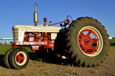 Geri yüklenen Farmall C traktör