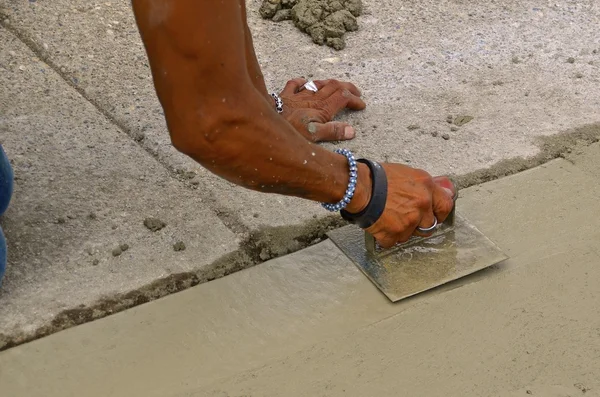 Construction worker trowels cement — Stock Photo, Image