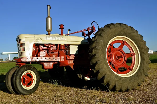 Geri yüklenen Farmall C traktör — Stok fotoğraf