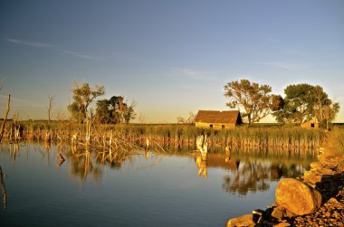 Gölet yansımaları alacakaranlıkta