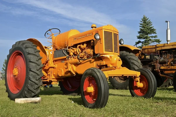 Alter restaurierter minneapolis moline zb traktor — Stockfoto