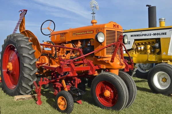 Restauré Minneapolis Moline tracteur et cultivateur de champ — Photo