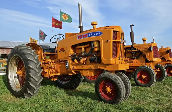 Minneapolis Moline traktory na displeji na zemědělské výstavě — Stock fotografie