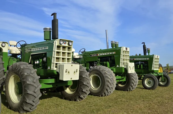Restored Oliver tractors lined up at farm festival — Stock Photo, Image