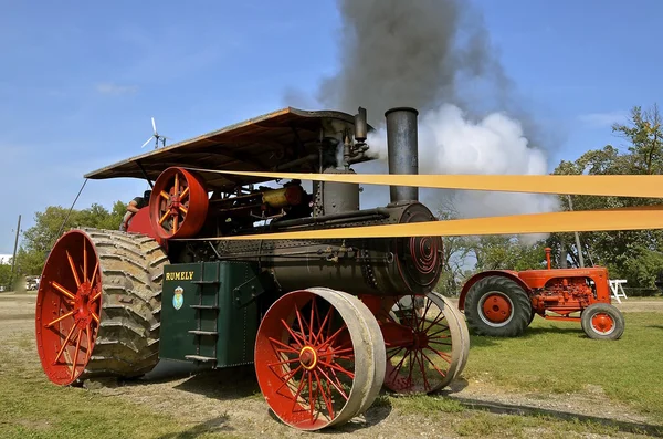 Belting up a steam engine — Stock Photo, Image