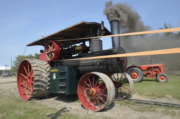 Rumely motore a vapore che soffia fumo nero — Foto Stock