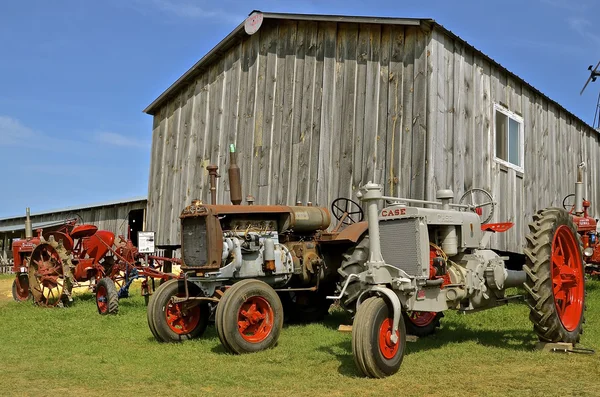 Farmall, Twin City y tractores Case en exhibición — Foto de Stock