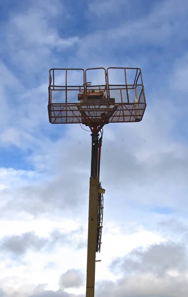 Tegen Blauwe Lucht Een Veiligheidsmand Bevestigd Aan Een Hydraulische Lift — Stockfoto