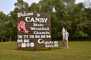CANBY, MINNESOTA, 12 Eylül 2020: Canby kentinin sivil örgütleri yerel yüksek atletizm takımlarının atletizm şampiyonlarını ve takımlarını tanımaktadır..