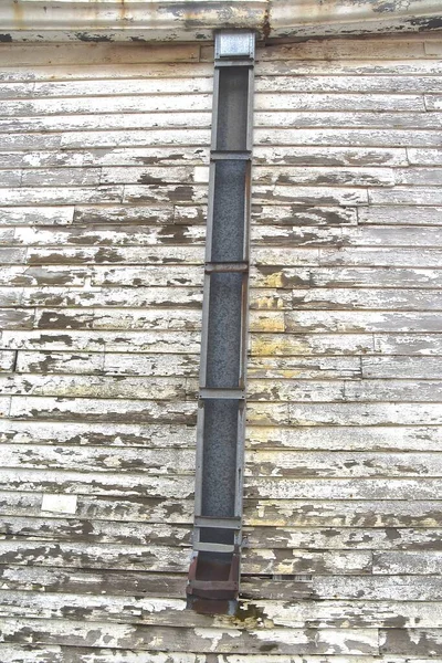 Eski Bir Binanın Çatısındaki Birikintisini Temizlemek Için Kullanılan Çok Eski — Stok fotoğraf