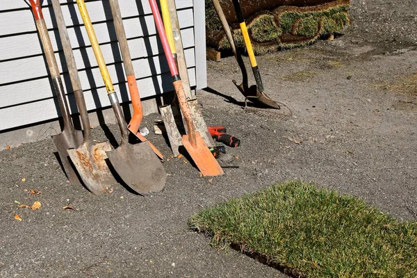 土を敷くために必要な道具集 — ストック写真