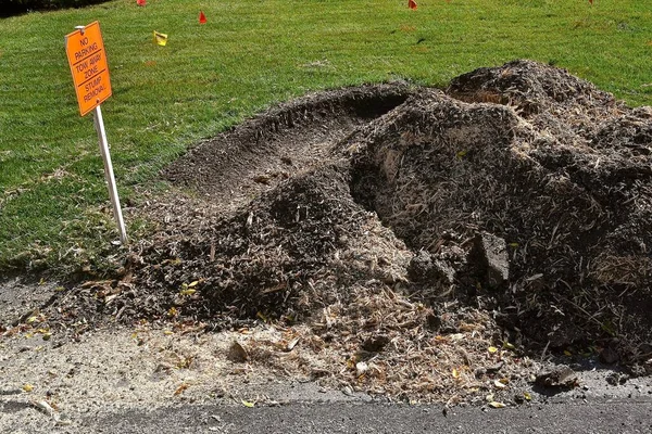 Eine Warnfahne Zeigt Unterirdische Leitungen Ein Stumpf Einem Haufen Späne — Stockfoto