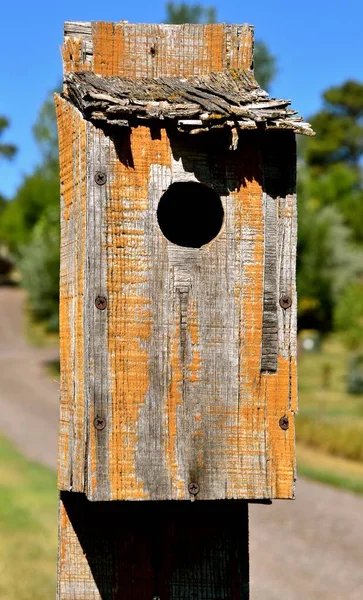 Mycket Gammal Väderbiten Fågelholk Med Försämrat Tak — Stockfoto