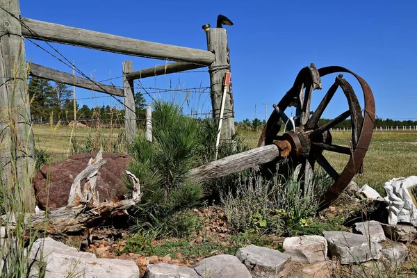 Old Wooden Spoked Wagon Wheel Axle Used Yard Decoration — Stock Photo, Image