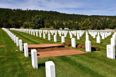 Black Hills, Güney Dakota, 16 Ağustos 2020: Meade County 'deki Sturgis' in güneydoğusundaki Black Hills Ulusal Mezarlığı 'nda eski bir gazinin defnedilmesine yönelik hazırlıklar.