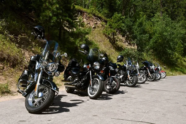 Uma Fila Motociclistas Estão Estacionados Lado Penhasco Montanhoso — Fotografia de Stock