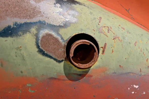 Bir Benzin Deposunun Kapağı Eski Paslı Bir Arabanın Gövdesinde Yok — Stok fotoğraf